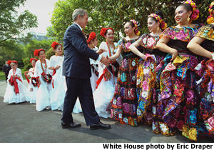 El Presidente Bush saluda a los bailarines en la celebracin del Cinco de Mayo.