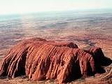 Ayers Rock, ein gewaltiger Monolith, dessen Basis mehr als neun Kilometer umfasst; Bild/Rechte: WDR