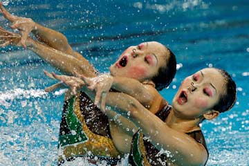 Jiang Tingting and Jiang Wenwen during perfomance in the synchronised swimming © Getty Images