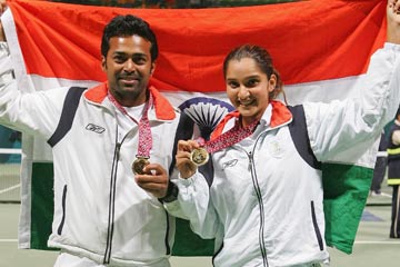 Leander Paes and Sania Mirza show off medals and Indian flag  © Getty Images