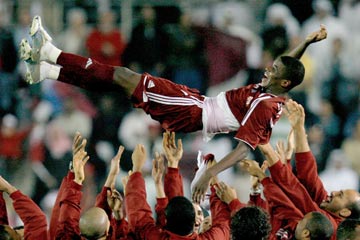 Qatari footballers throw match winner Bilal in the air © Getty Images