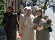 Syrische Frauen mit Kopftuch und Mantel; Foto: dpa