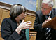 Bundespräsidentin Micheline Calmy-Rey diskutiert mit Bundesrat Christoph Blocher.