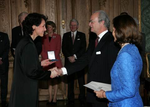 Bilden r frn januari i r nr Kung Carl XVI Gustaf och drottning Silvia delade ut H.M. Konungens medalj Litteris et Artibus till Dirigenten Cecilia Rydinger Alin fr framstende konstnrliga insatser som orkesterdirigent.