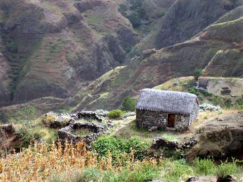 Bergsborna bor i sm ensligt belgna hyddor, gjorda av lavasten.      