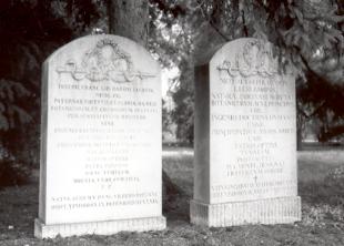 Die in den Botanischen Garten berfhrten Grabsteine von Nikolaus (re) und Joseph (li) v. Jacquin