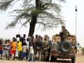Eufor-Soldaten im Flchtlingscamp Farchana im Tschad mit Flchtlingen aus Darfur (Foto: AFP)