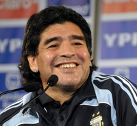 Devant une centaine de journalistes, Diego Maradona est apparu dcontract et souriant hier. Aprs avoir brill sur les terrains, 