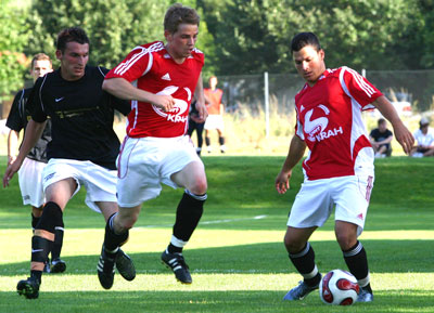 Mit den beiden Neuzugngen Alexander Reumann (Mitte) und Matthias Reichl hat sich der FC Wallersdorf fr die Bezirksoberliga verstrkt.