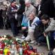 Ciudadanos polacos depositan velas, flores y otras ofrendas ante el Palacio Presidencial de Varsovia (Polonia) 