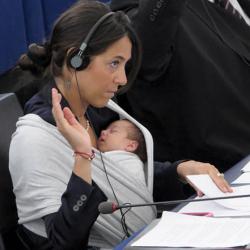 Una eurodiputada vota con su beb en brazos por los derechos de las mujeres