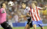 Diego Forlán intenta rematar ante los jugadores del Valencia, Da Costa y el guardameta César