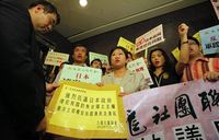 Protesta ante el consulado japonés en Hong Kong por la retención del pesquero chino.